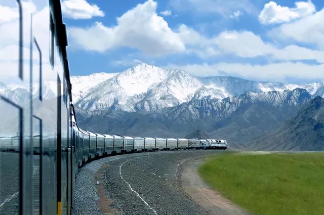 穿梭于崇山峻岭间的青藏铁路