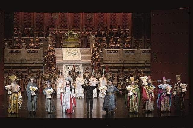 歌剧《图兰朵》演员谢幕.