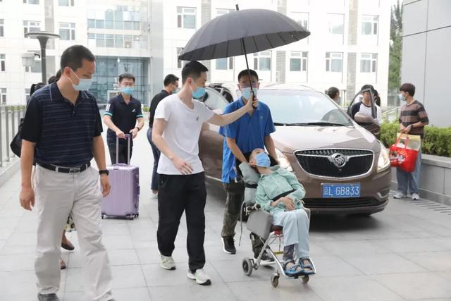 “我要成为中国霍金”这个体重只有18公斤的渐冻症少年被北航录取休闲区蓝鸢梦想 - Www.slyday.coM