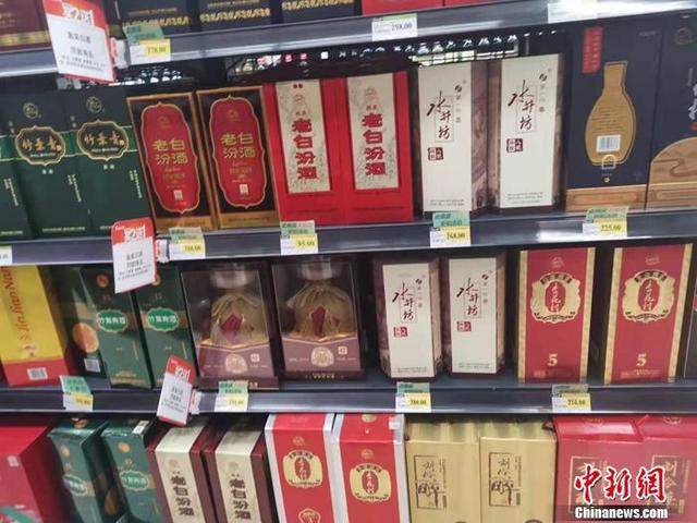 北京市丰台区一家超市的酒类区。 中新网记者 谢艺观 摄