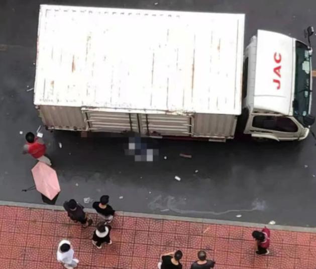 女生被快递车撞死事件经过披露，校内为何会有大货车？