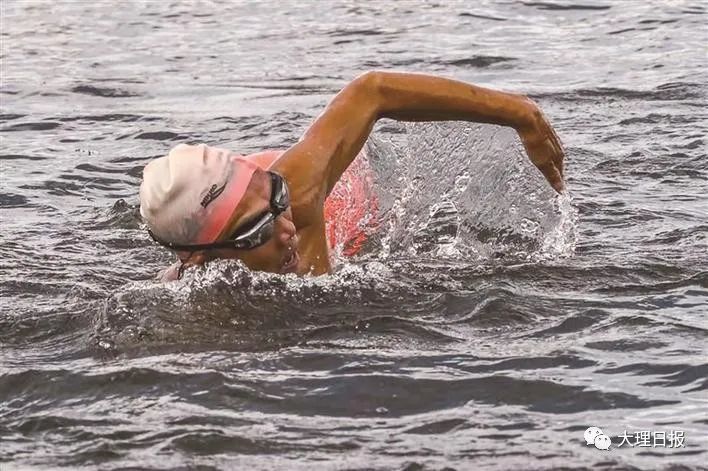 81岁的马润苍,连续游泳30多年,冬泳20多年.(摄于2019年8月13日)