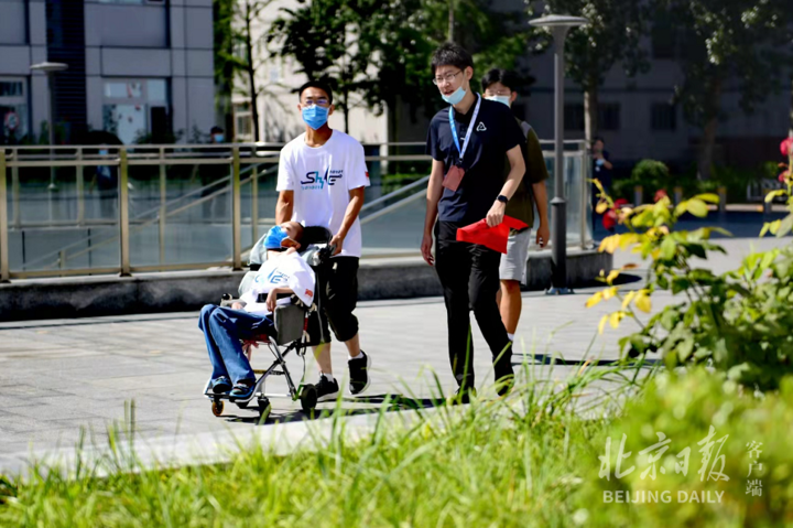 体重18公斤渐冻症新生邢益凡正式入学，回应被称为中国“霍金”休闲区蓝鸢梦想 - Www.slyday.coM