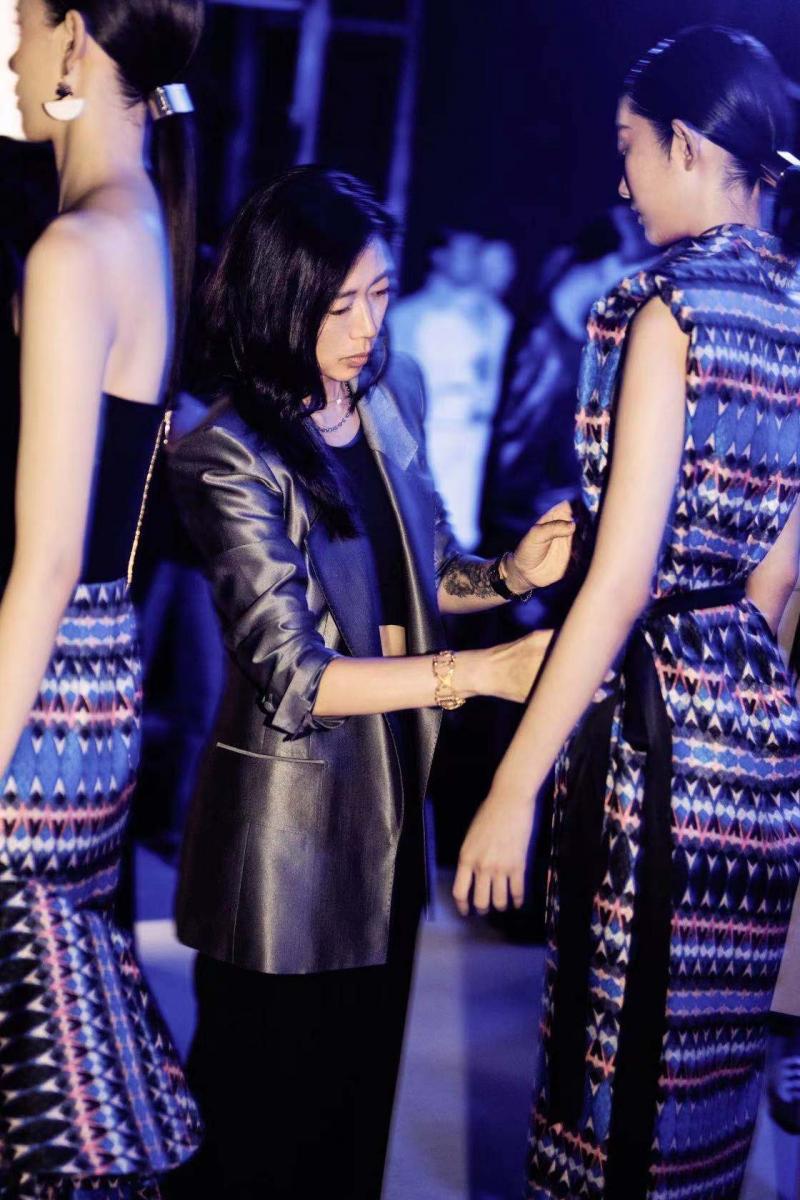 ss22 i-la·李迎,在"虚·实"之间走向光明|设计师_新浪新闻