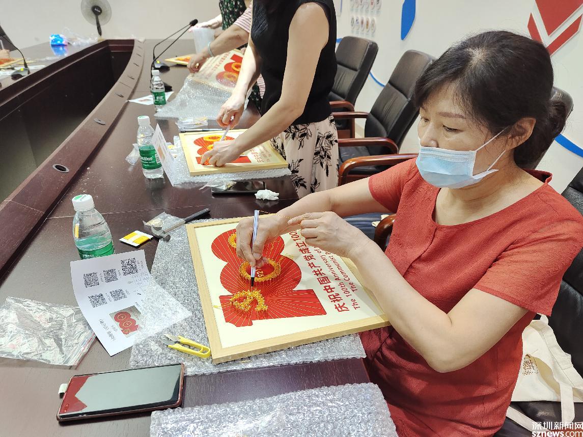 追忆初心 永葆本色 五湾社区举行党徽主题绕线画活动