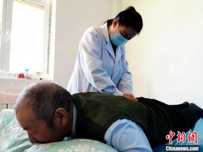 图为服务人员正在为青海都兰县老人按摩.(资料图) 青海省民政厅供图