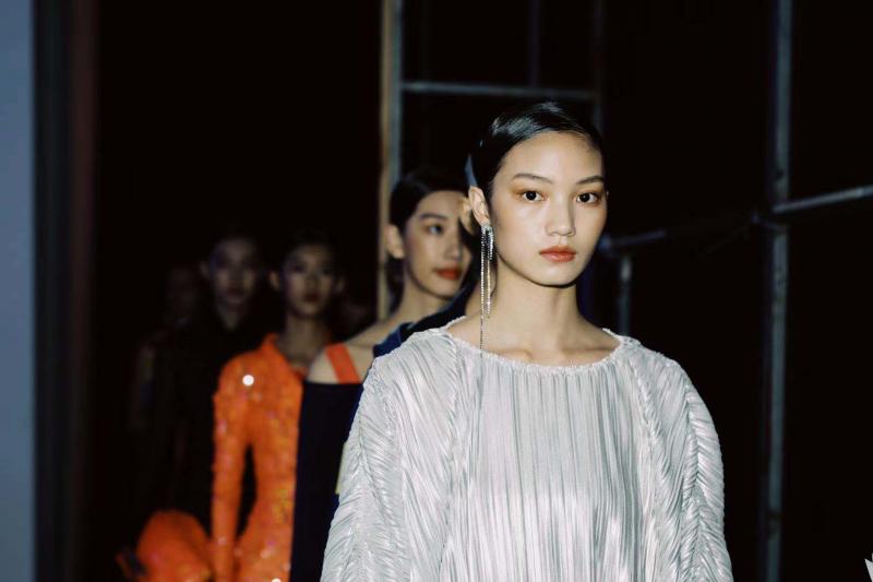 ss22 i-la·李迎,在"虚·实"之间走向光明|设计师_新浪新闻