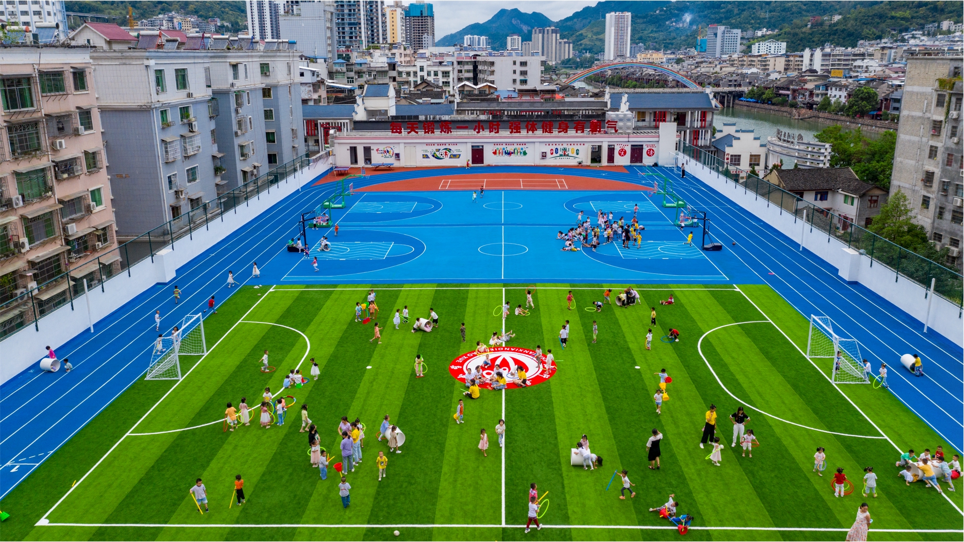 这是一张拼版照片,上图为:6月16日拍摄的修建楼顶操场前的石阡县第二