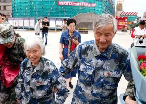 马旭(左)与丈夫颜学庸参观木兰县在建的文博艺术中心(6月29日摄).