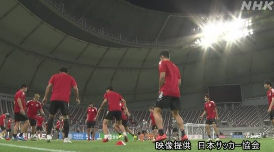 日本队已经抵达了位于卡塔尔多哈的比赛场地，开始了训练（图片来源：NHK）