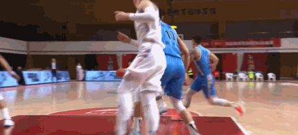 汤杰模仿艾弗森经典动作。