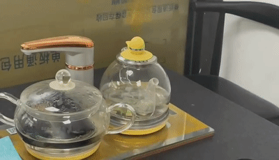 茶壶中的水在摇晃。视频截图