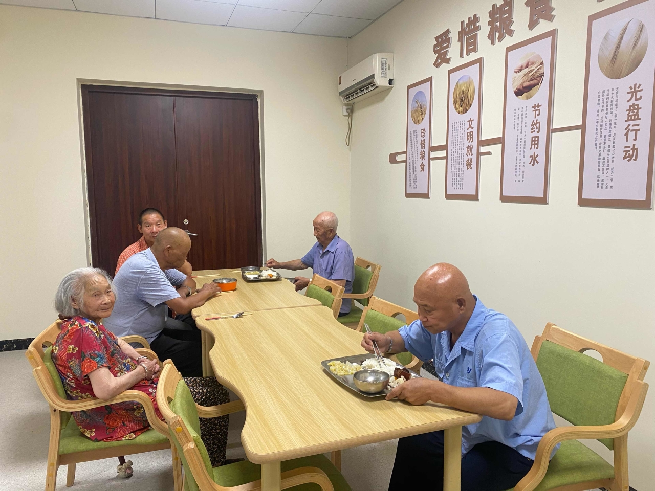 昨天上午,记者来到嘉善县老年公寓,得知已经解除封闭管理,这几天,陆续