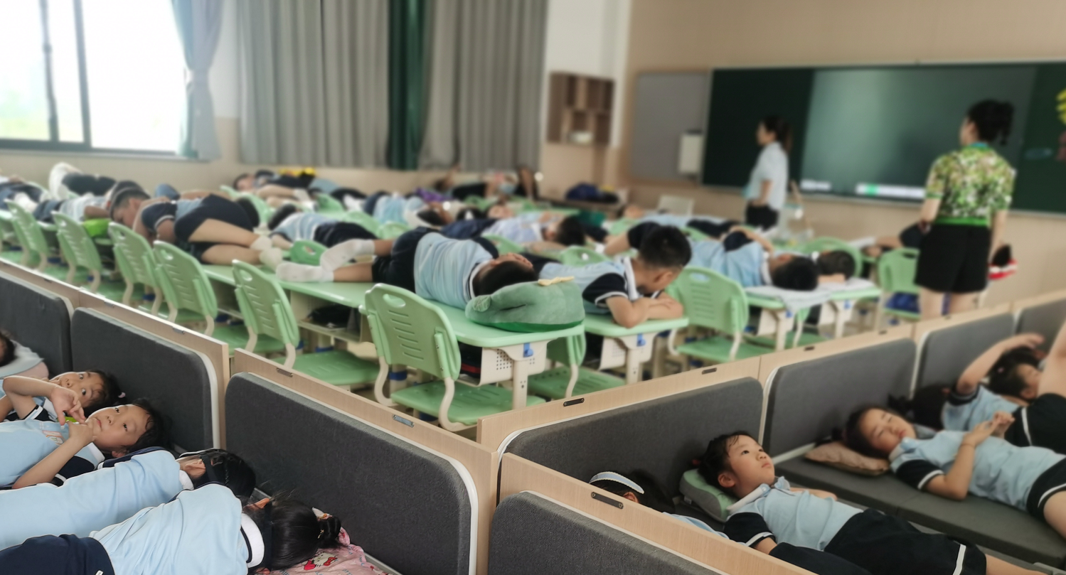 告别“趴着睡”躺出健康成长--记钟管小学全面实现学生午休“躺着睡”
