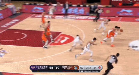汤杰快速突破，上篮不进。