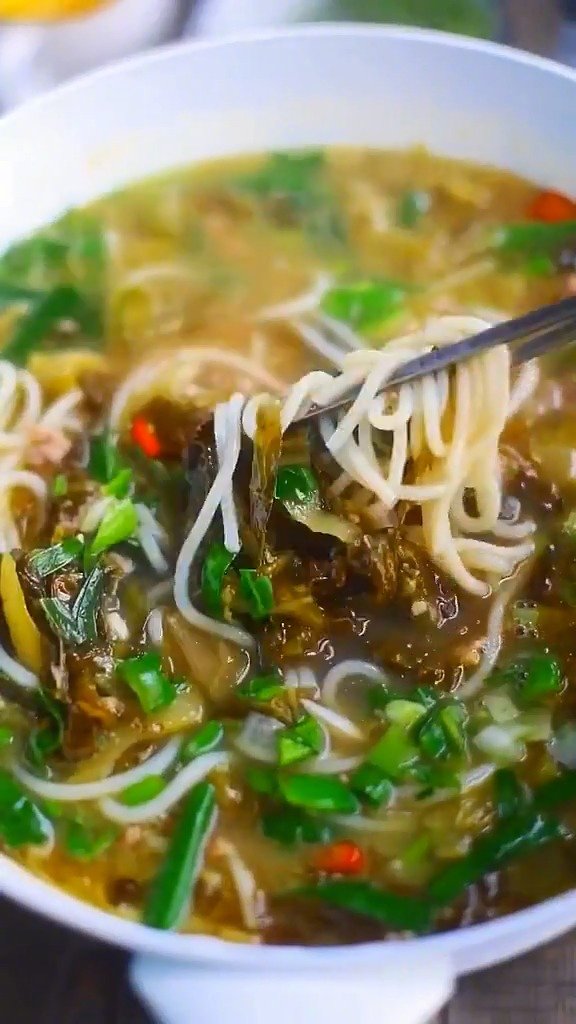 酸菜米粉你吃辣的还是不辣呢?汤很浓很酸香的那种!
