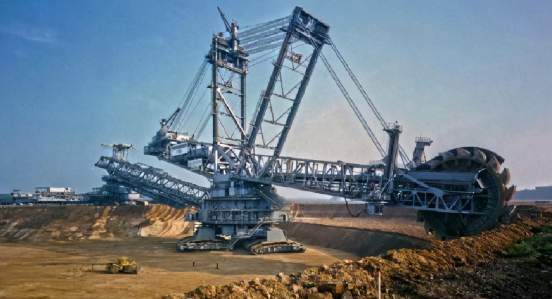 图为世界最大的克努伯挖掘机热和目前全世界最大的克努伯挖掘机相比