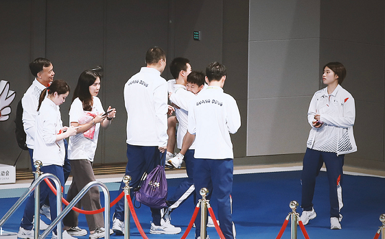 独家宠爱!全红婵给男团队友拍照,集体比心,师姐一幕太有爱休闲区蓝鸢梦想 - Www.slyday.coM 独家宠爱!全红婵给男团队友拍照,集体比心,师姐一幕太有爱休闲区蓝鸢梦想 - Www.slyday.coM