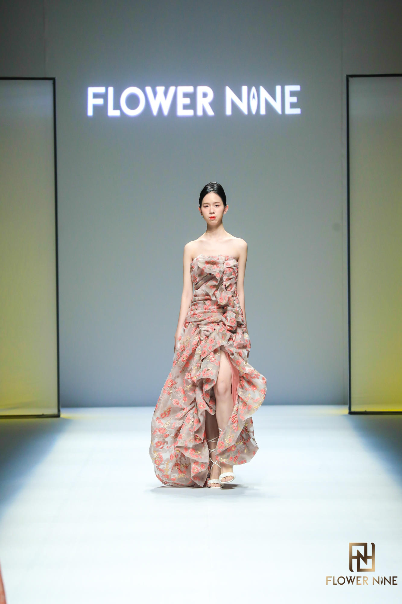 flower nine未来定不负所望,以服装为载体,用时尚的眼光,严谨的态度