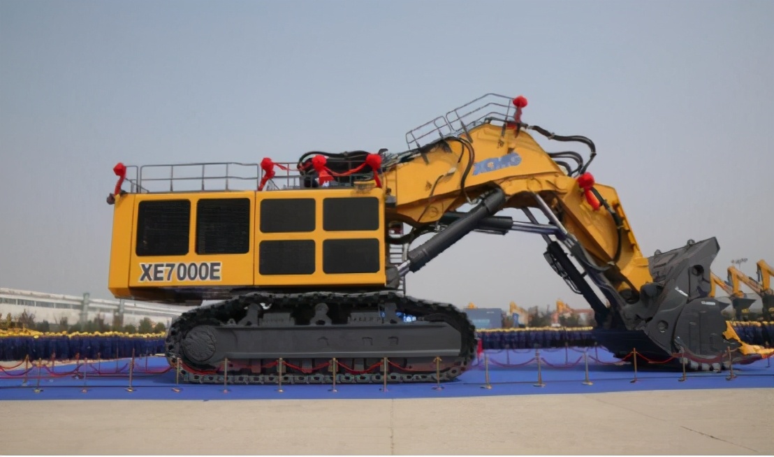 图为中国巨型挖掘机在现代工业建设体系中,挖掘机是一块非常重要的