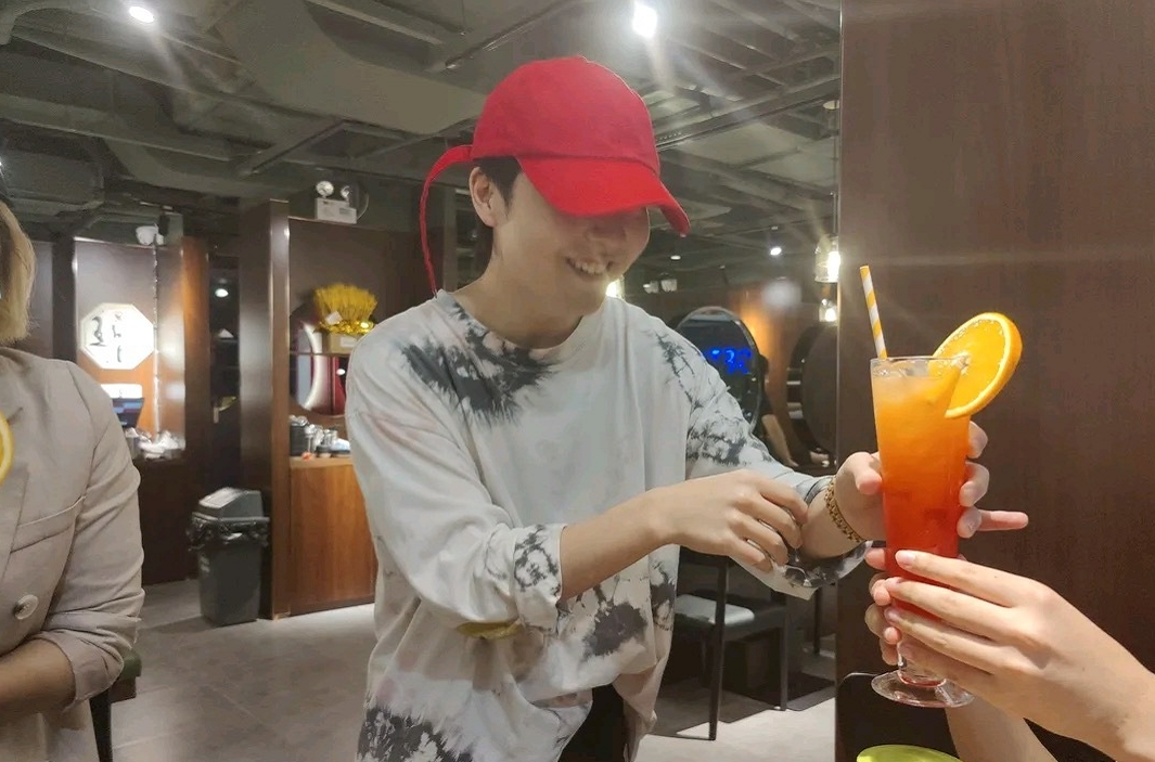 Rookie在上海开韩料店,一只炸鸡卖98?网友吐槽：太贵了!休闲区蓝鸢梦想 - Www.slyday.coM