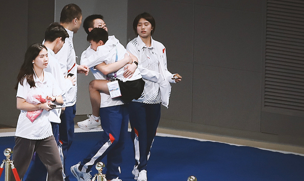 独家宠爱!全红婵给男团队友拍照,集体比心,师姐一幕太有爱休闲区蓝鸢梦想 - Www.slyday.coM 独家宠爱!全红婵给男团队友拍照,集体比心,师姐一幕太有爱休闲区蓝鸢梦想 - Www.slyday.coM