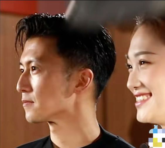 活动现场女主持险些被砸谢霆锋的绅士手挡住危机网友表示暖男