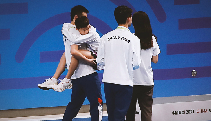 独家宠爱!全红婵给男团队友拍照,集体比心,师姐一幕太有爱休闲区蓝鸢梦想 - Www.slyday.coM 独家宠爱!全红婵给男团队友拍照,集体比心,师姐一幕太有爱休闲区蓝鸢梦想 - Www.slyday.coM