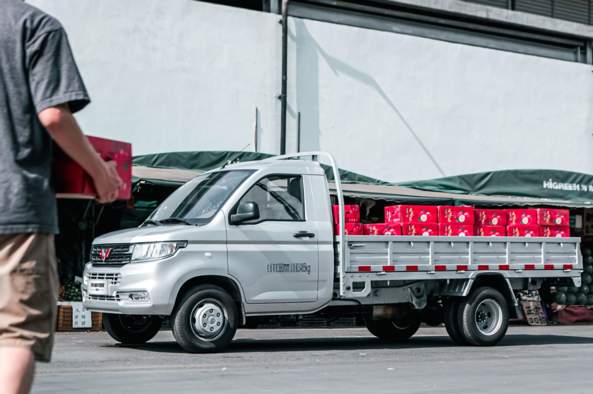 拉货不要错过这款五菱,仅货箱就长3米3,还带四个后轮 安全气囊