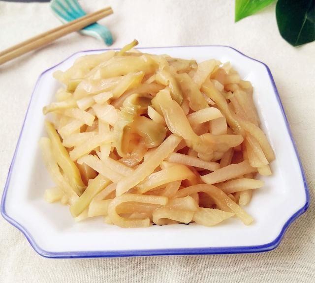 白萝卜炒榨菜,非常不错的一道美味