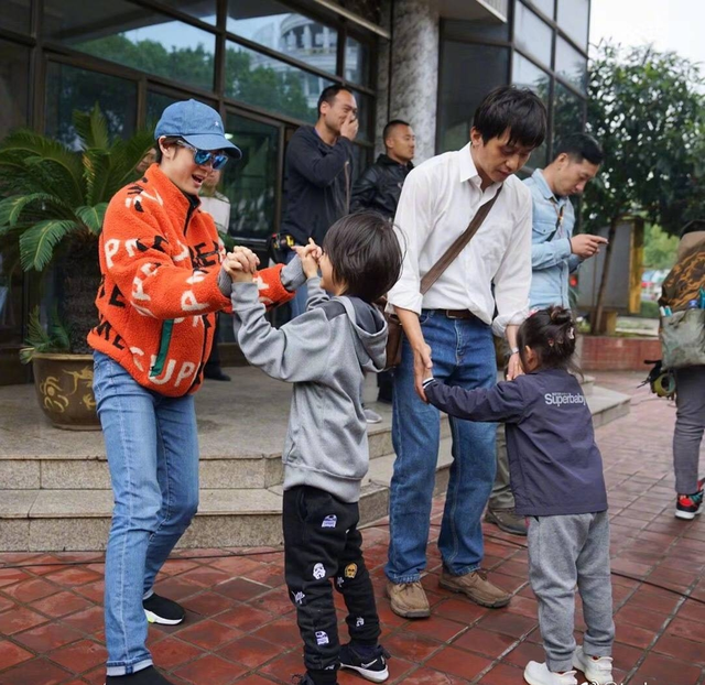 孙俪娘仨同框9岁等等身高直追妈妈小花穿舞蹈服遮不住翘臀