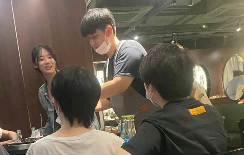 Rookie在上海开韩料店,一只炸鸡卖98?网友吐槽：太贵了!休闲区蓝鸢梦想 - Www.slyday.coM