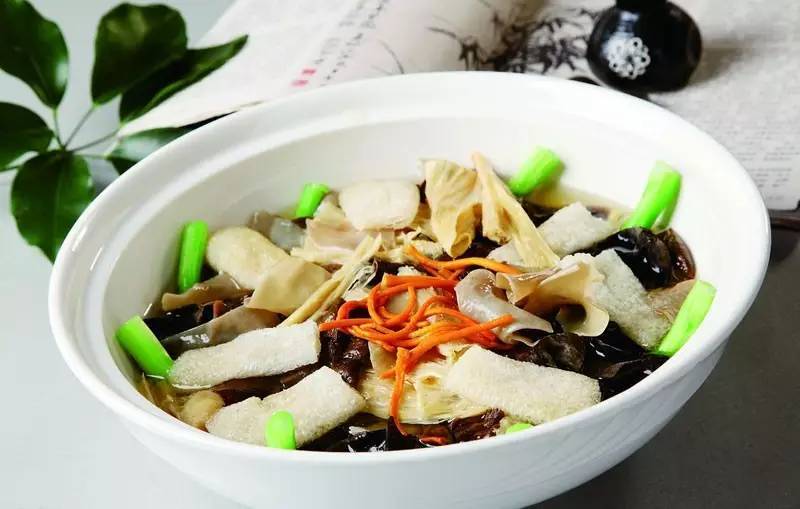 鼎湖上素是广东地区汉族传统名菜之一