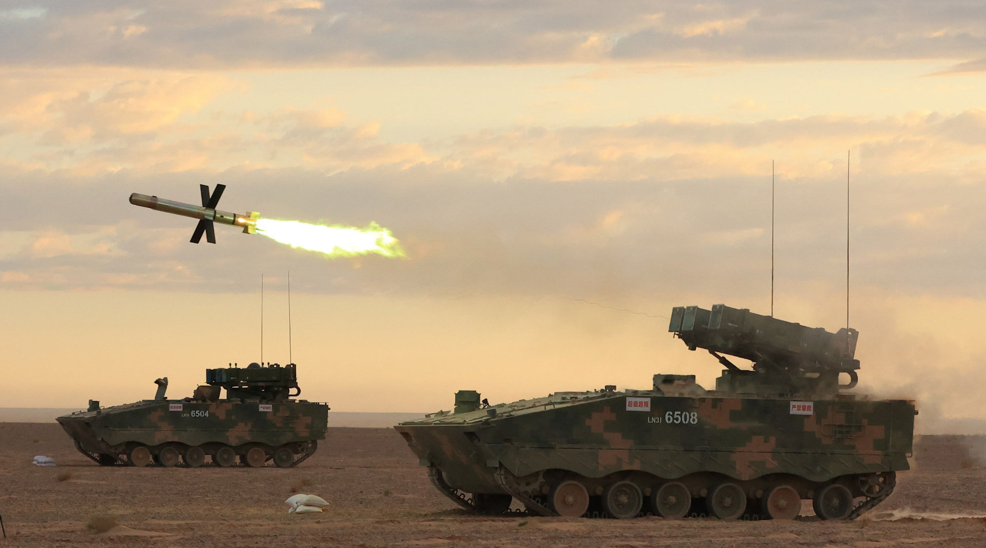 燃!红箭10导弹西北大漠实射演练