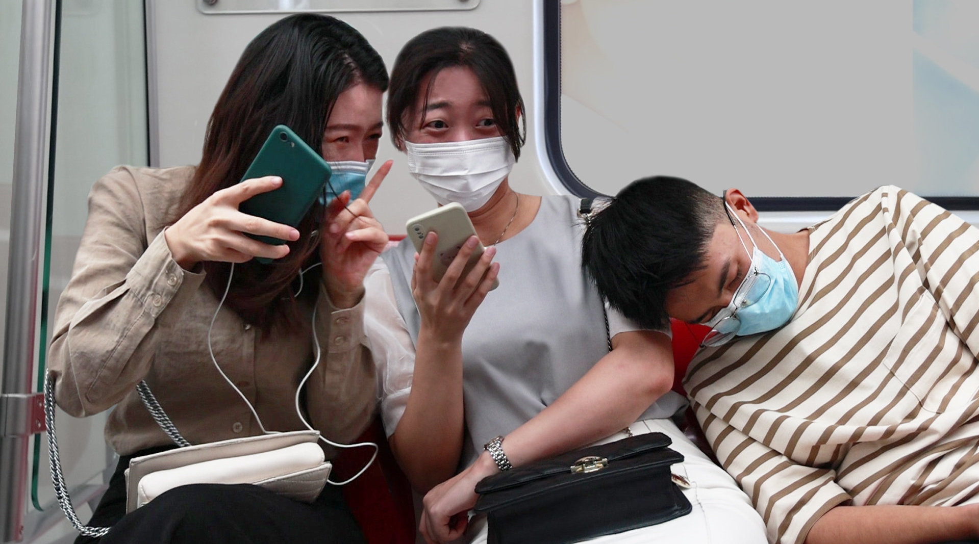 当一个男生在地铁上因为太困而靠在路人的肩膀上睡着了