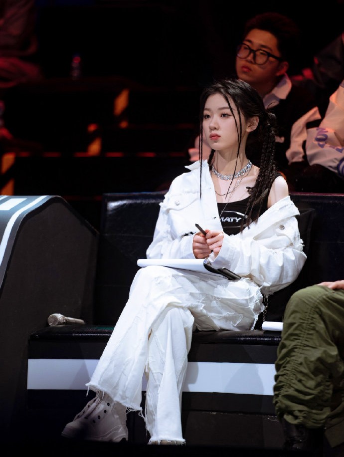 在《草莓》当常驻嘉宾的还有一个gai,他同时和热狗在《少年说唱企划》