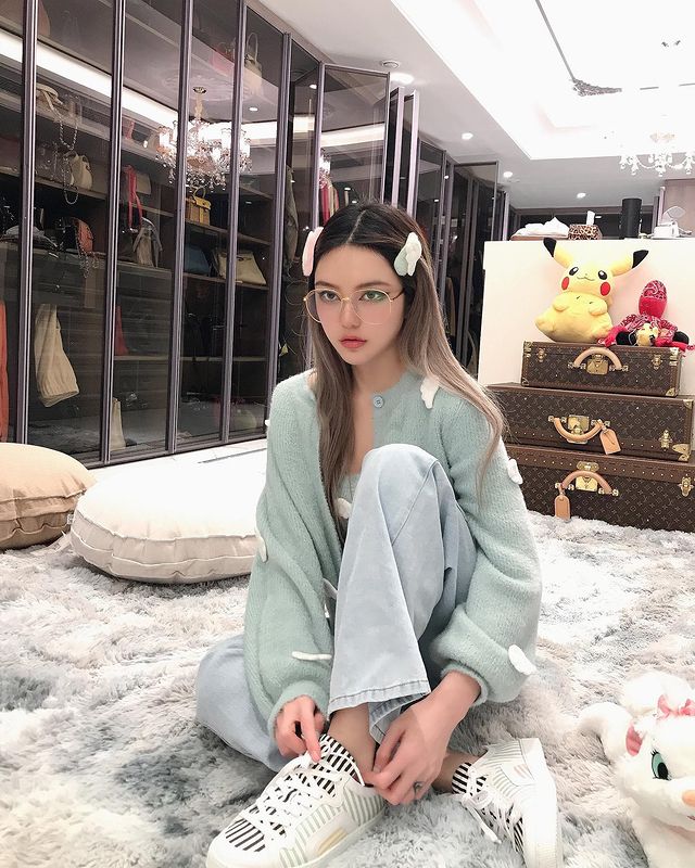 周扬青在豪宅晒自拍心情低落狂晒奢侈品百万水晶吊灯很抢眼