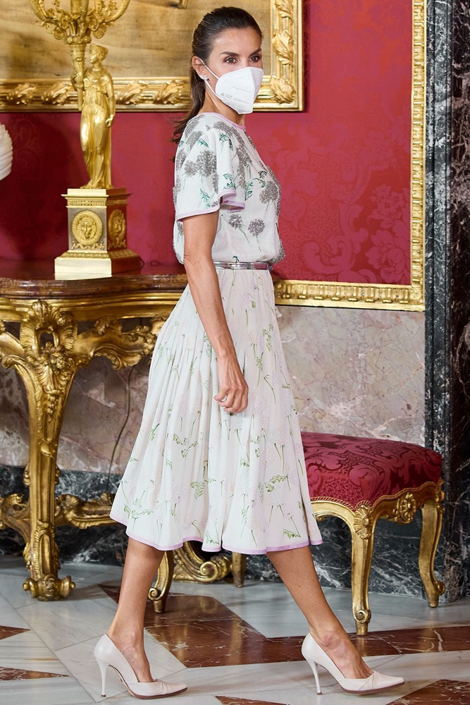 西班牙莱蒂齐亚王后又穿婆婆40年前的裙子时光不改风情依旧