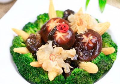 鼎湖上素是广东地区汉族传统名菜之一