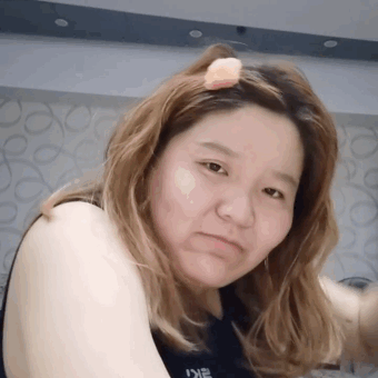 抠脚放屁,出口成脏,还穿着奇装异服,甚至把穿过没洗的内裤晒了出来