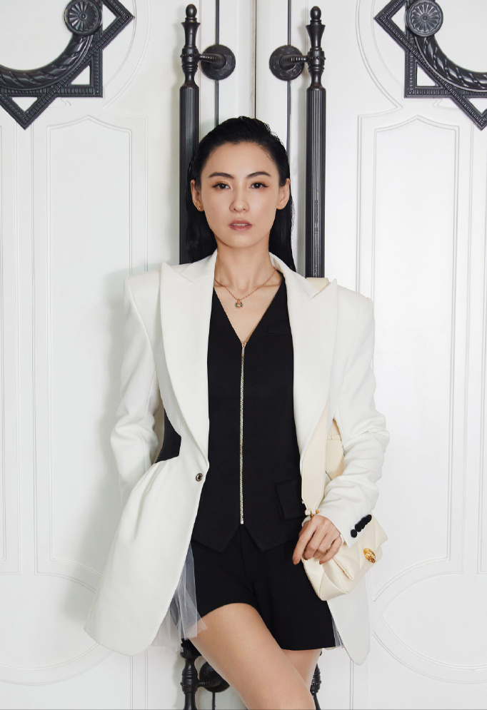 张柏芝大方晒近照身材纤瘦惊艳众人脸部僵硬变化大被质疑整容