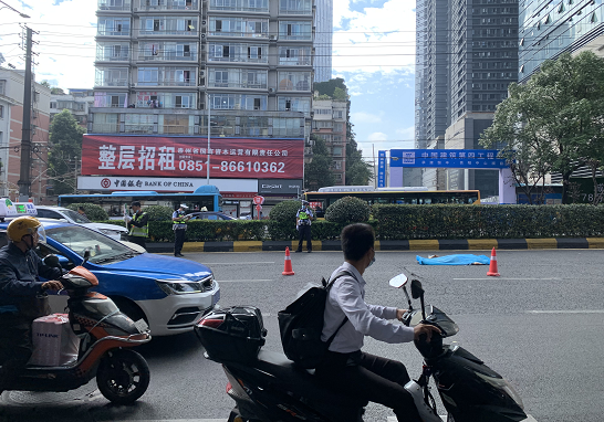 贵阳今早发生一起车祸，八旬老人不幸当场被撞身亡，疑当时正横穿马路休闲区蓝鸢梦想 - Www.slyday.coM