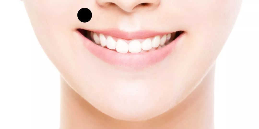 稍微伸出舌头便能碰到,因此嘴唇上方长痣的女人是有福相的象徵,这颗痣