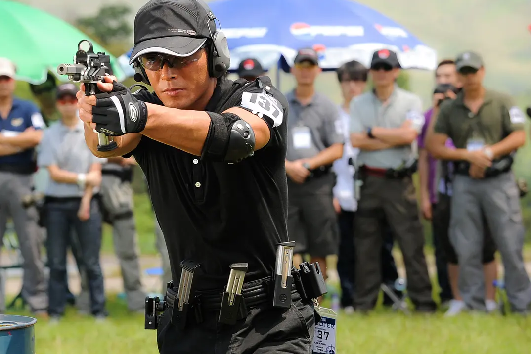 盘点4种手枪射击姿势:最准的还是解放军教材中的这款!