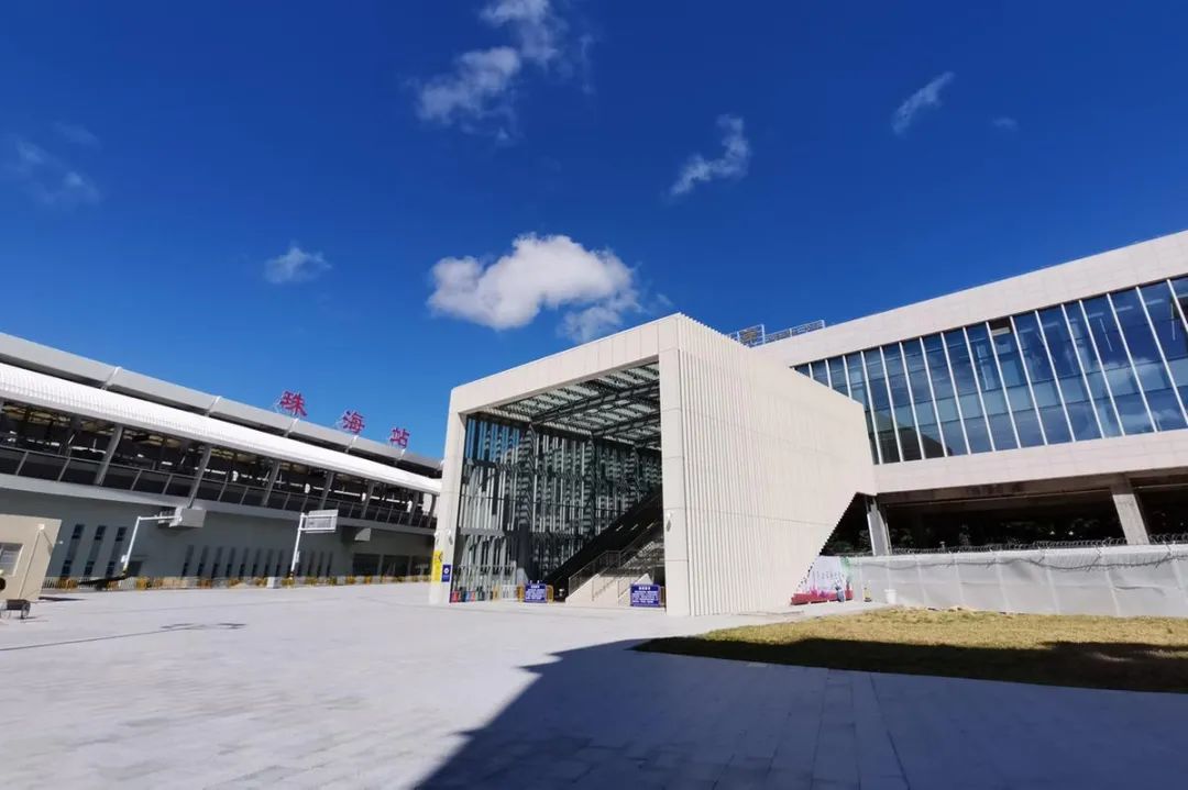 青茂口岸坐落在珠海茂盛围与澳门青洲相邻的鸭涌河上,距离拱北口岸