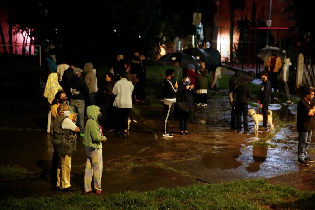 实拍墨西哥7.1级地震瞬间：电线爆炸、城市漆黑一片休闲区蓝鸢梦想 - Www.slyday.coM