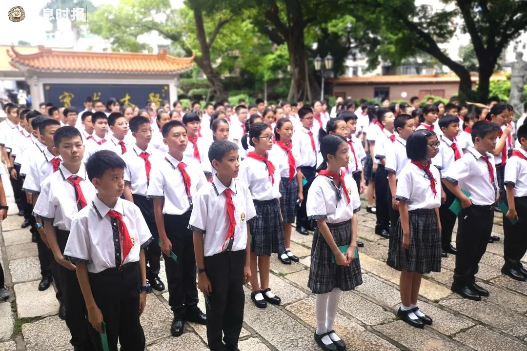 图为广雅中学,初中一年级新同学迎来开学第一天的入学礼.