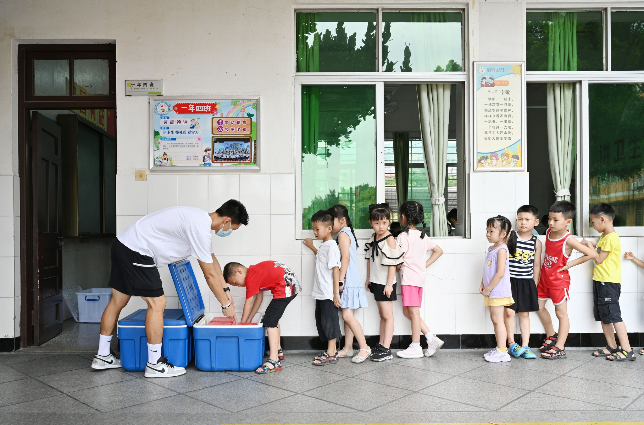 新华社记者 宋为伟 摄9月8日,在福建省晋江市永和镇群滨小学,老师在