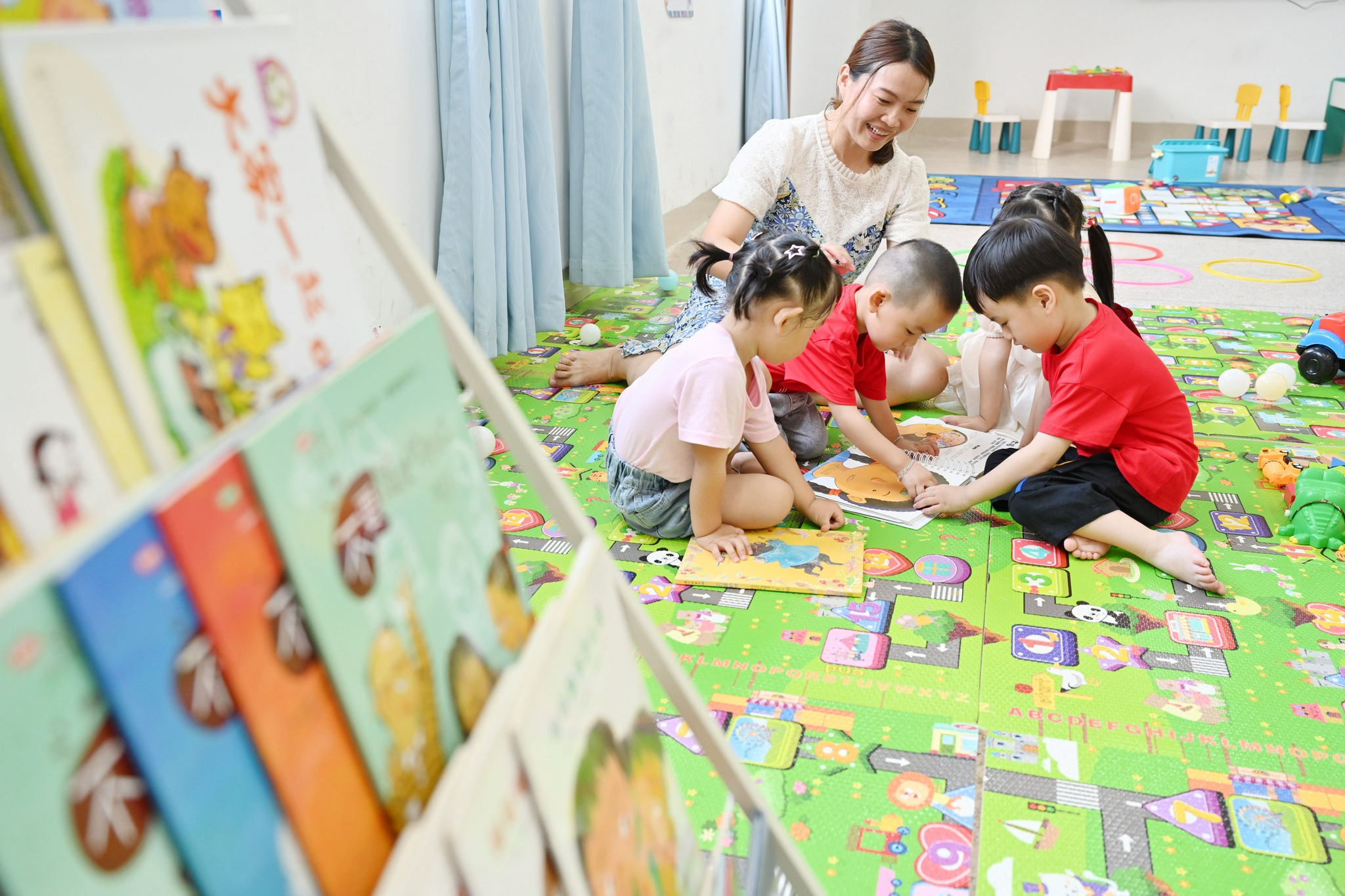 9月8日,在福建省晋江市英林镇嘉排村,晋江市第十实验小学的老师在教师