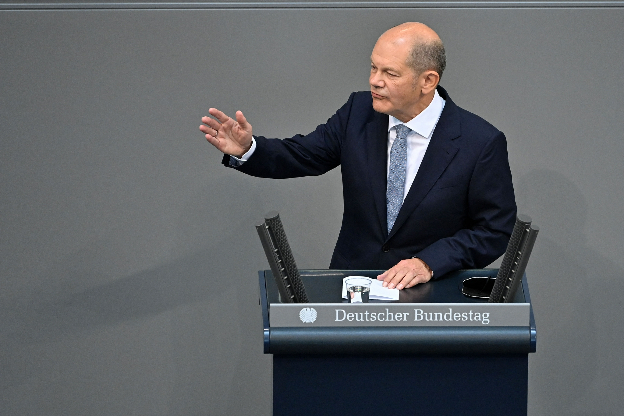 德国副总理、社民党候选人肖尔茨在9月7日的联邦议院会议上发言。